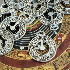 Antique Silver Metal Artsy Retro Cool 25x21mm Clock Face Charms 4 pcs
